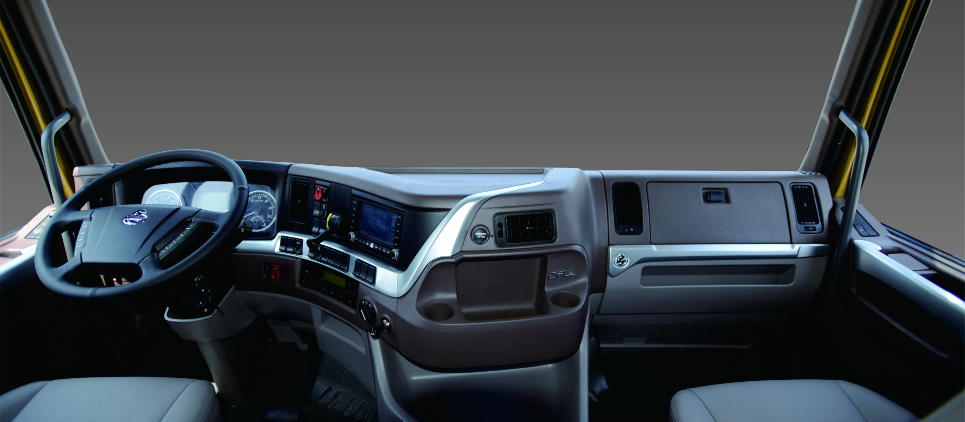 h7工程车 驾驶室匹配全新全浮悬置内饰、一体式前大灯、仪表台等，欧洲级超大空间以及兼具亲和力与科技感的内饰。